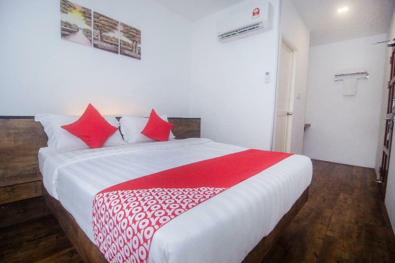 Oyo 836 Mandurah Room & Cafe Kuching Exterior foto
